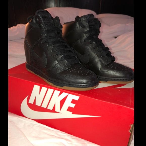 le scarpe nike donne schiacciare sky hi essenziale dimensione 6 poshmark le scarpe nike donne schiacciare sky hi essenziale dimensione 6 poshmark